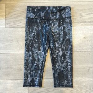 Alo Navy snakeprint capri legging